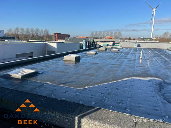 Plat dak bedrijfspand met bitumen dakbedekking en lichtkoepels in Beek Plat dak bedrijfspand met bitumen dakbedekking en lichtkoepels in Beek