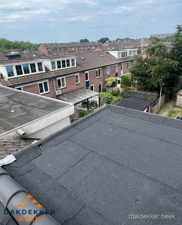 Vernieuwd plat dak met bitumen in woonwijk in Beek Vernieuwd plat dak met bitumen in woonwijk in Beek