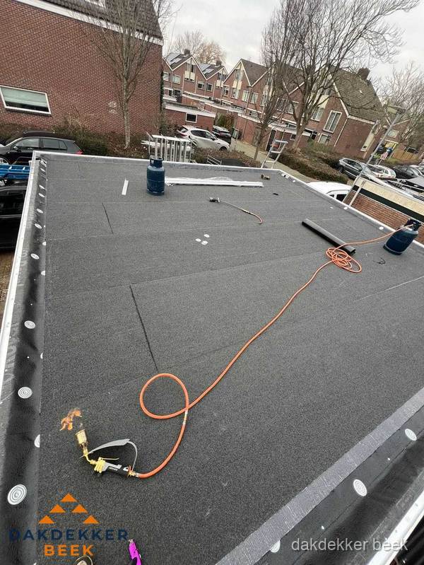 Afgewerkte dakrenovatie met bitumen op plat dak in Beek Afgewerkte dakrenovatie met bitumen op plat dak in Beek