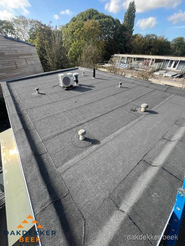 Kosten dakdekker: afgewerkt plat bedrijfsdak met bitumen in Beek Kosten dakdekker: afgewerkt plat bedrijfsdak met bitumen in Beek