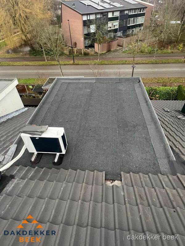 Plat dak inspectie met bitumen bedekking naast schuin pannendak in Beek Plat dak inspectie met bitumen bedekking naast schuin pannendak in Beek