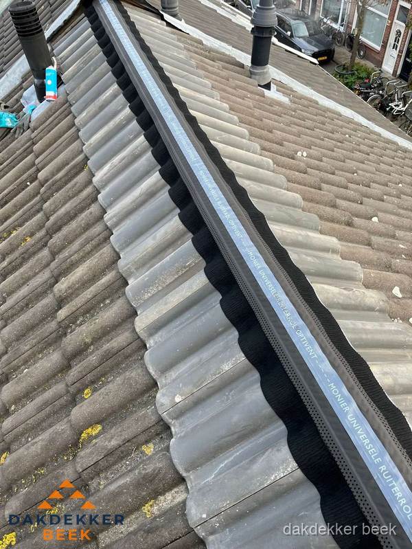 Nokvorst met Monier ventilatie op schuin pannendak in Beek Nokvorst met Monier ventilatie op schuin pannendak in Beek