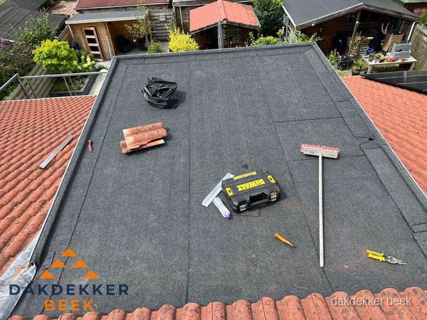 Gereedschap op nieuw plat dak na renovatie in Beek Gereedschap op nieuw plat dak na renovatie in Beek