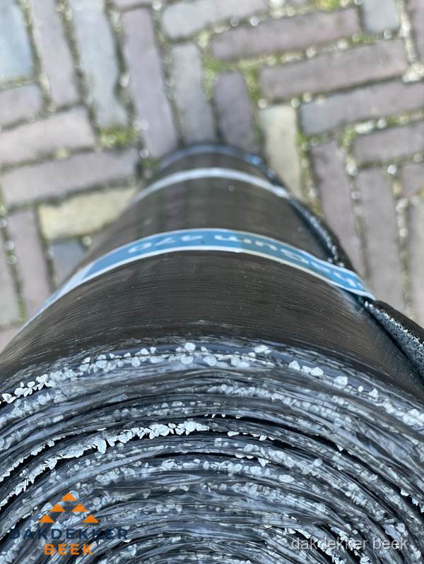 Rol bitumen dakleer met leislag voor plat dak in Beek