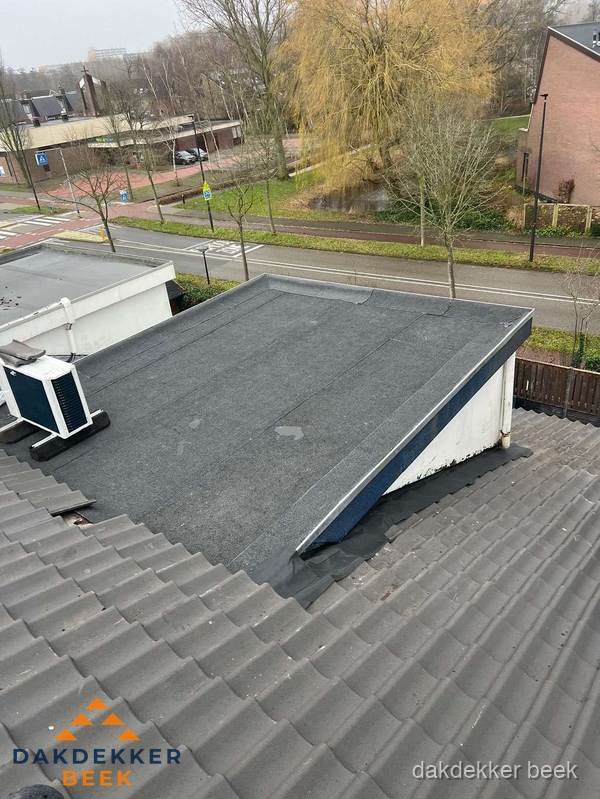 Plat dak met bitumen isolatie en dakbedekking in Beek