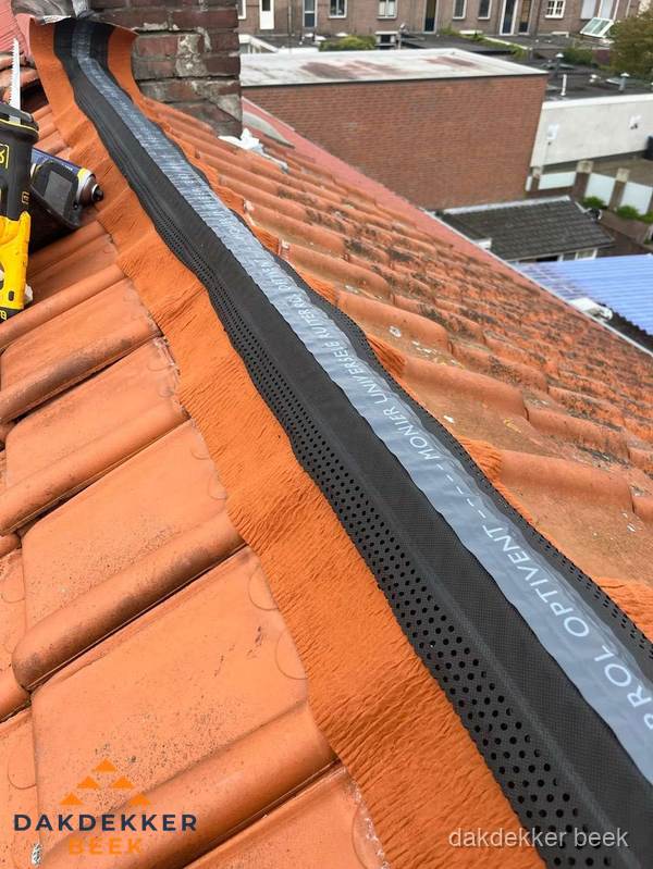 Nokventilatie installeren op hellend pannendak in Beek Nokventilatie installeren op hellend pannendak in Beek