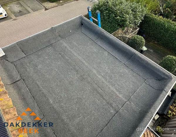Gerenoveerd plat dak met nieuwe bitumen dakbedekking in Beek Gerenoveerd plat dak met nieuwe bitumen dakbedekking in Beek