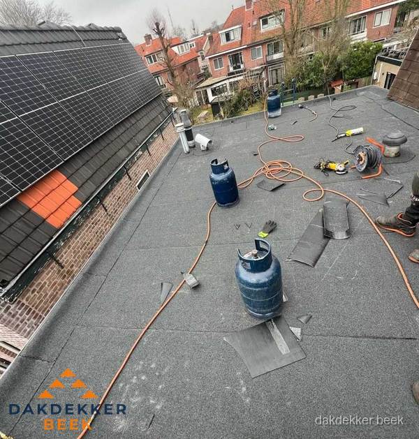 Daklekkage repareren met brandgereedschap op plat dak in Beek Daklekkage repareren met brandgereedschap op plat dak in Beek
