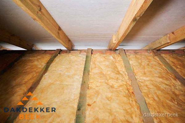 Dakisolatie met glaswol tussen dakspanten in Beek Dakisolatie met glaswol tussen dakspanten in Beek