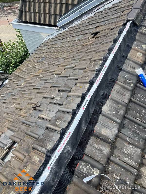 Nokvorst renovatie met Koramic nokrol op schuin pannendak in Beek Nokvorst renovatie met Koramic nokrol op schuin pannendak in Beek