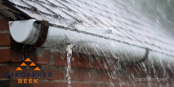 Lekkende dakgoot tijdens regenval in Beek