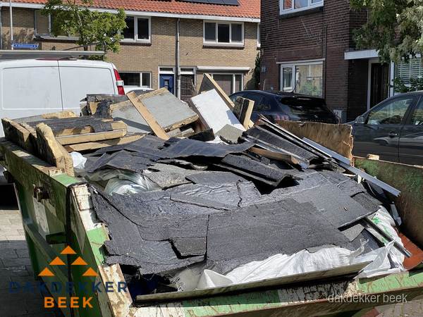 Afvalcontainer met gesloopt dakmateriaal tijdens dakkapel renovatie in Beek Afvalcontainer met gesloopt dakmateriaal tijdens dakkapel renovatie in Beek
