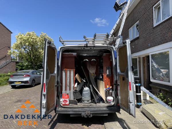 Spoed dakdekker bus met gereedschap en ladder bij woning in Beek Spoed dakdekker bus met gereedschap en ladder bij woning in Beek