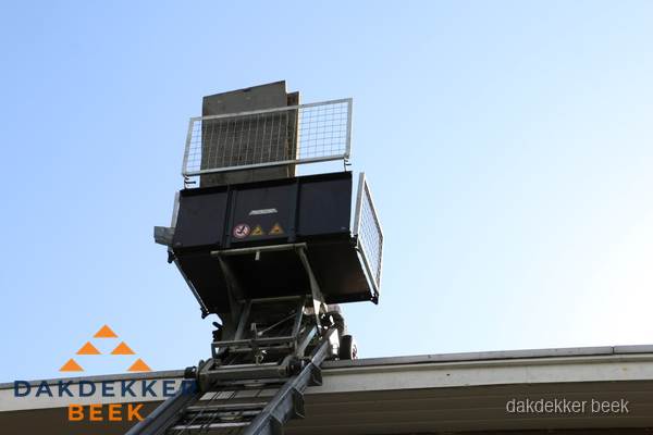 Dakdekkerslift voor materiaal transport bij dakwerkzaamheden in Beek Dakdekkerslift voor materiaal transport bij dakwerkzaamheden in Beek