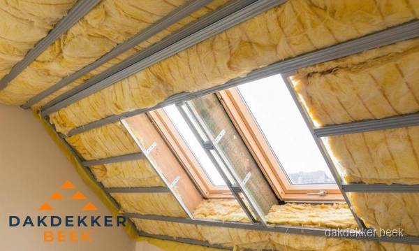Schuin dak isoleren met glaswol bij dakraam in Beek