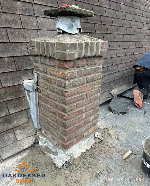 Schoorsteen reparatie met lood en voegwerk op leien dak in Beek Schoorsteen reparatie met lood en voegwerk op leien dak in Beek