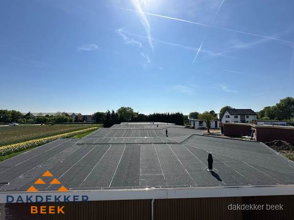 Groot plat dak met bitumen dakbedekking op bedrijfspand in Beek Groot plat dak met bitumen dakbedekking op bedrijfspand in Beek