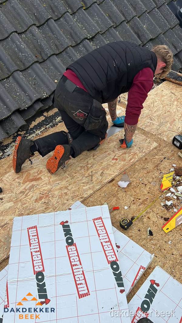 Dakdekker plaatst PIR-isolatieplaten op plat dak in Beek Dakdekker plaatst PIR-isolatieplaten op plat dak in Beek