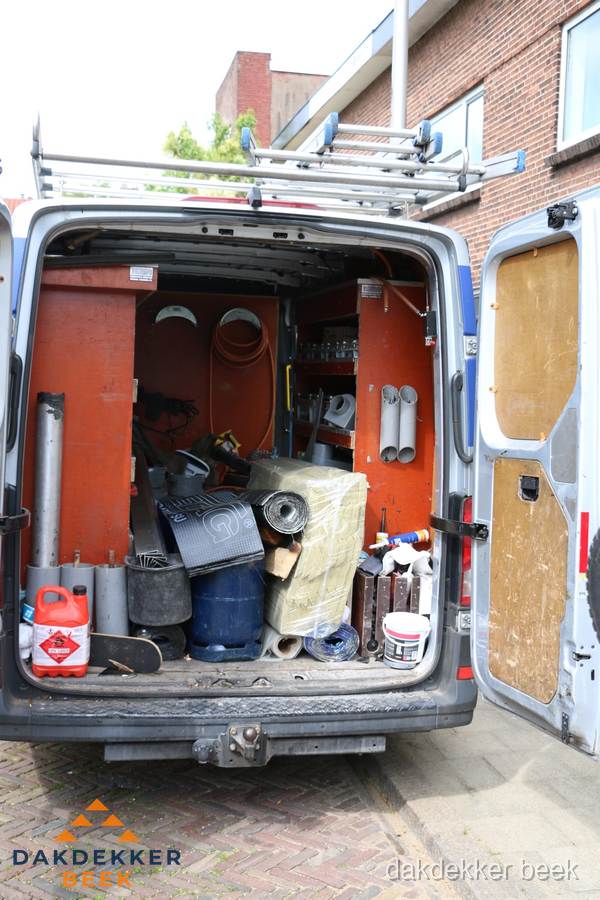 Bedrijfsbus van dakdekker met gereedschap en materialen in Beek Bedrijfsbus van dakdekker met gereedschap en materialen in Beek