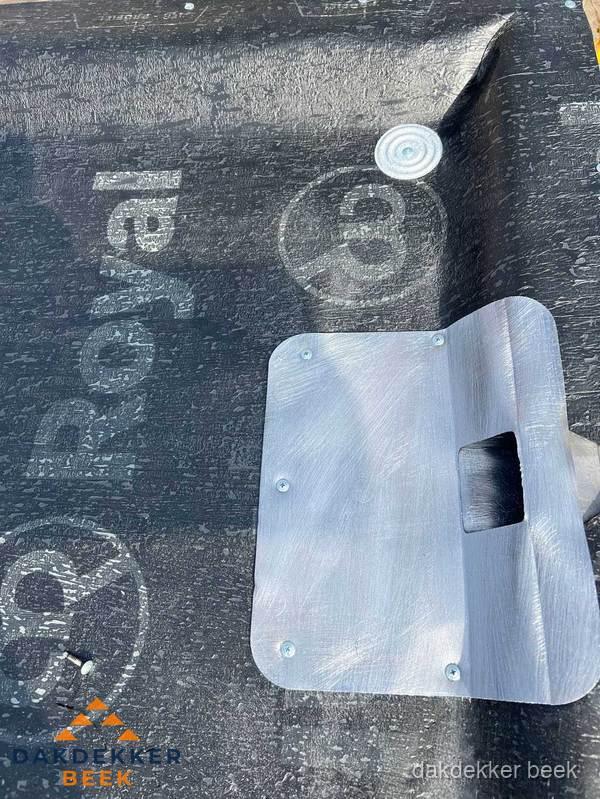 Dakgoot aansluiting op bitumen dak in Beek Dakgoot aansluiting op bitumen dak in Beek