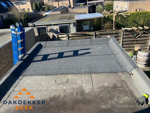 Dakdekker bij bitumen plat dak renovatie in Beek Dakdekker bij bitumen plat dak renovatie in Beek