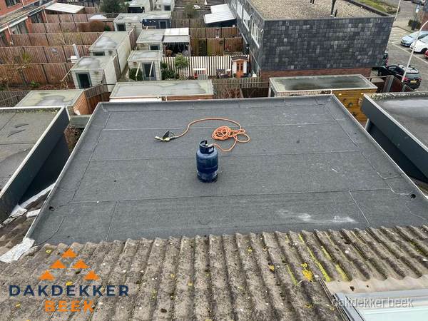 Dakrenovatie afgerond met nieuwe bitumen dakbedekking in Beek Dakrenovatie afgerond met nieuwe bitumen dakbedekking in Beek