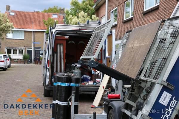 Dakdekkersbusje met materiaal en ladderlift voor dakpannen vervangen in Beek Dakdekkersbusje met materiaal en ladderlift voor dakpannen vervangen in Beek