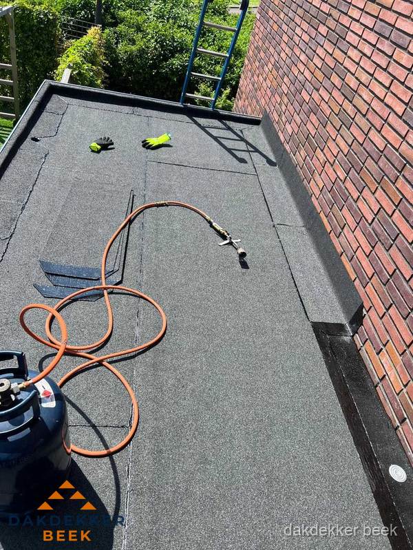 Plat dak met bitumen en brandgereedschap van dakdekkersbedrijf in Beek Plat dak met bitumen en brandgereedschap van dakdekkersbedrijf in Beek