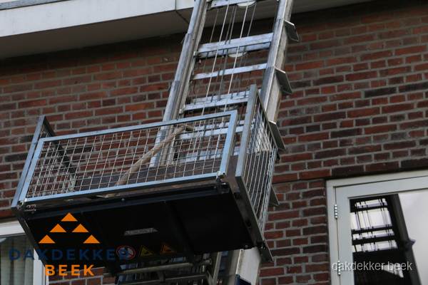 Ladderlift met dakpannen voor dakpan reparatie in Beek Ladderlift met dakpannen voor dakpan reparatie in Beek