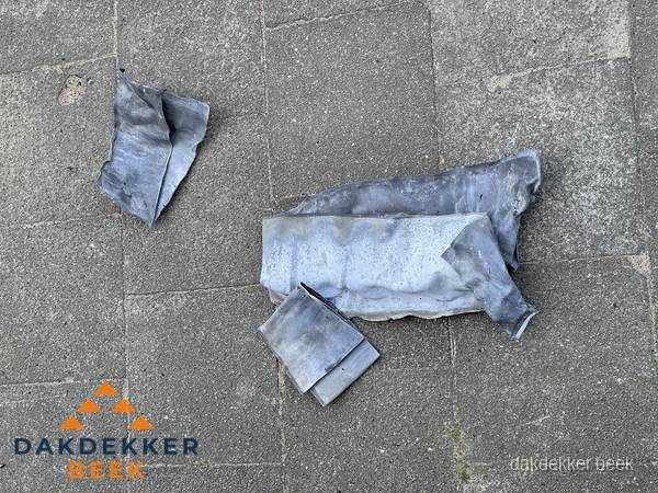 Oude verwijderde loodslabben na vervanging in Beek Oude verwijderde loodslabben na vervanging in Beek