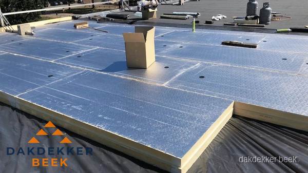 PIR isolatieplaten worden gelegd op plat dak voor dakisolatie in Beek PIR isolatieplaten worden gelegd op plat dak voor dakisolatie in Beek