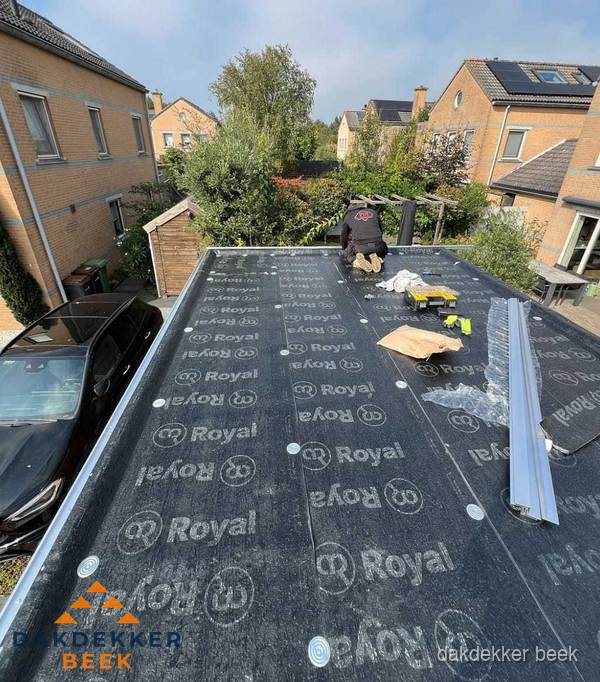 Dakdekker aan het werk op plat dak renovatie in Beek Dakdekker aan het werk op plat dak renovatie in Beek