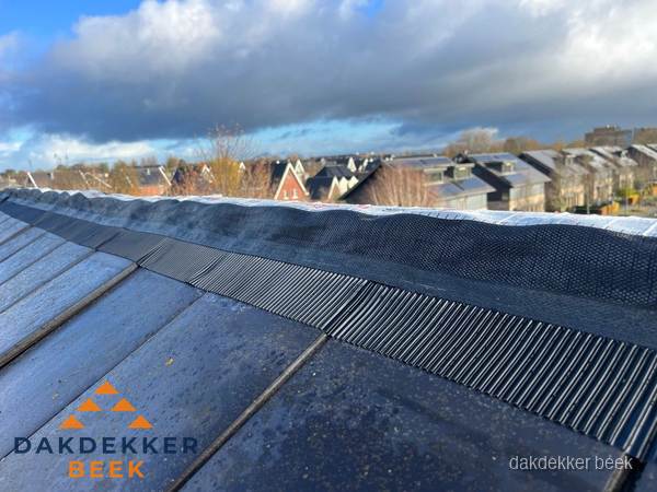 Dakisolatie bij de nok met ventilatieprofiel op schuin dak in Beek Dakisolatie bij de nok met ventilatieprofiel op schuin dak in Beek