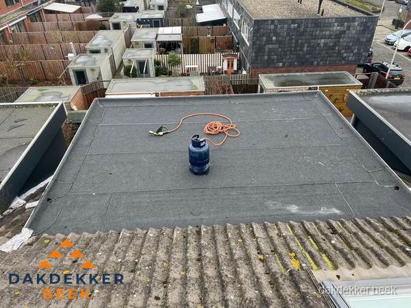 Plat dak met nieuwe bitumen dakbedekking en brandgereedschap in Beek Plat dak met nieuwe bitumen dakbedekking en brandgereedschap in Beek