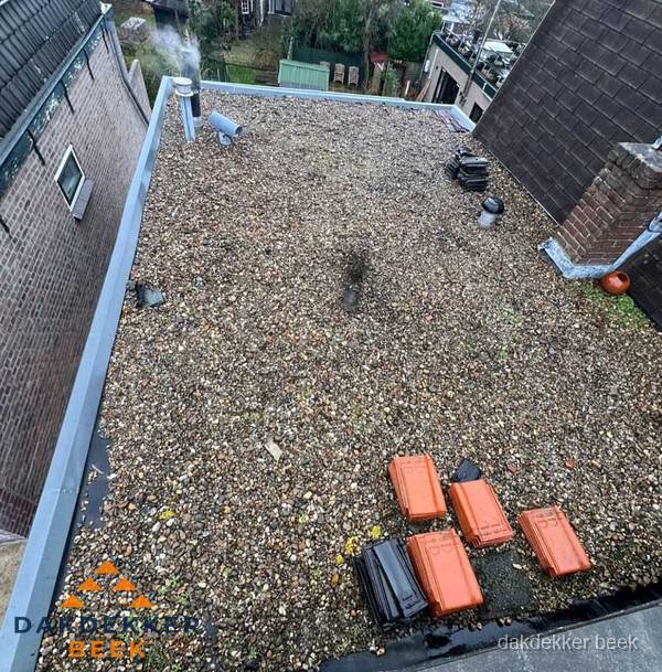 Plat dak met grindballast en dakdoorvoeren in Beek