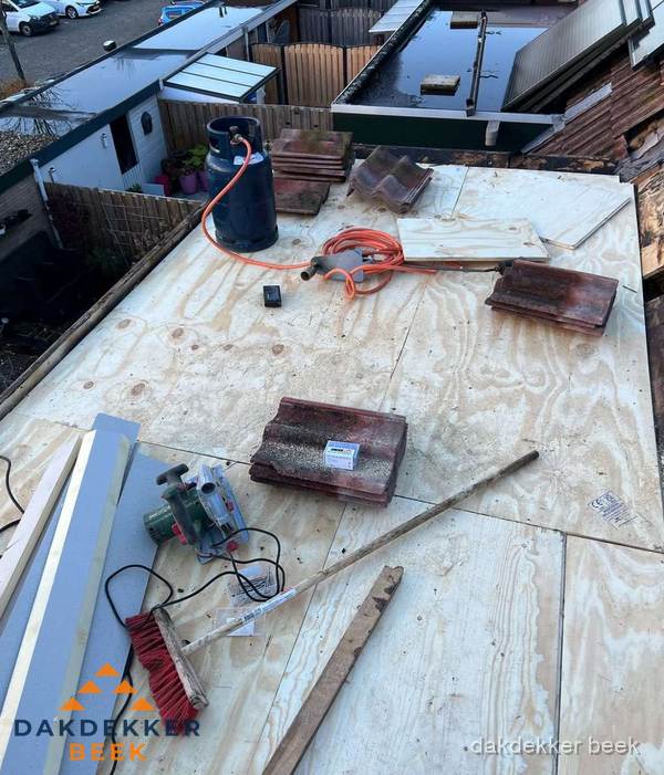 Dakreparatie werkzaamheden op plat dak met gereedschap in Beek Dakreparatie werkzaamheden op plat dak met gereedschap in Beek