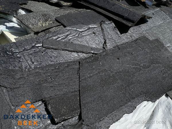 Verwijderd oud bitumen dakleer klaar voor vervanging in Beek Verwijderd oud bitumen dakleer klaar voor vervanging in Beek