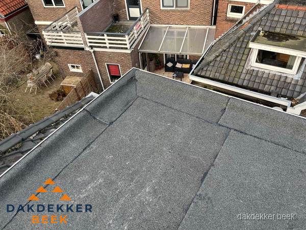 Overzicht plat dak met dakgoot in woonwijk Beek Overzicht plat dak met dakgoot in woonwijk Beek
