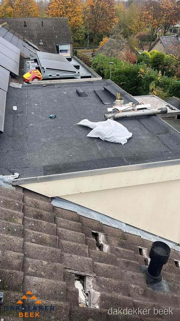 Beschadigde dakbedekking op plat dak voor reparatie in Beek Beschadigde dakbedekking op plat dak voor reparatie in Beek