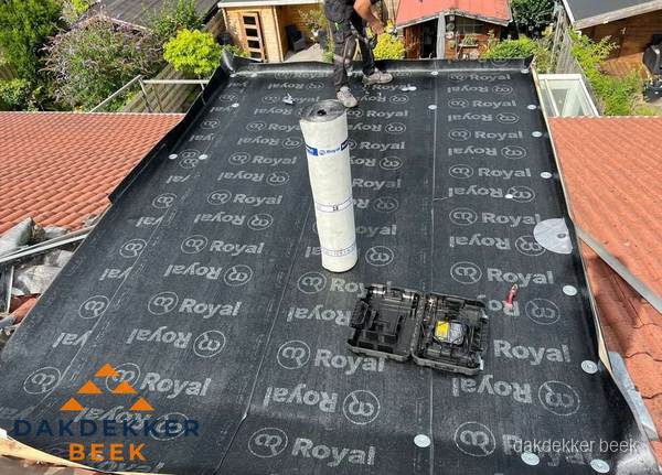 Dakrenovatie met Royal onderdak op plat dak in Beek
