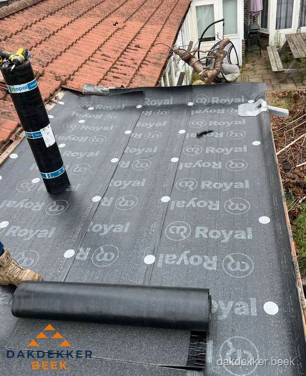 Bitumen dakbedekking leggen op plat dak aanbouw in Beek Bitumen dakbedekking leggen op plat dak aanbouw in Beek