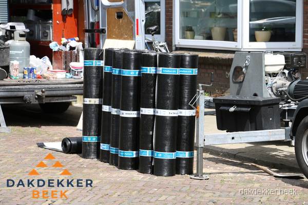Rollen bitumen dakbedekking klaar voor daklekkage reparatie in Beek Rollen bitumen dakbedekking klaar voor daklekkage reparatie in Beek