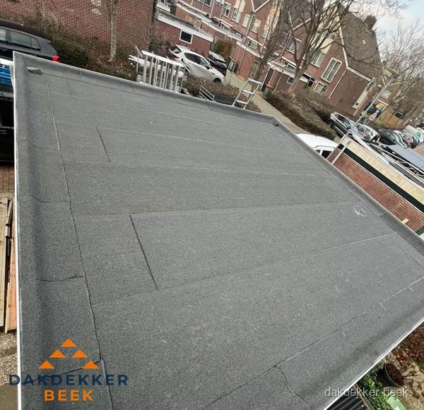 Nieuwe bitumen dakbedekking op plat dak van garage in Beek Nieuwe bitumen dakbedekking op plat dak van garage in Beek