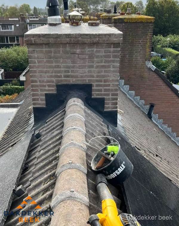 Schoorsteen met loodaansluiting en nokvorst op pannendak in Beek Schoorsteen met loodaansluiting en nokvorst op pannendak in Beek