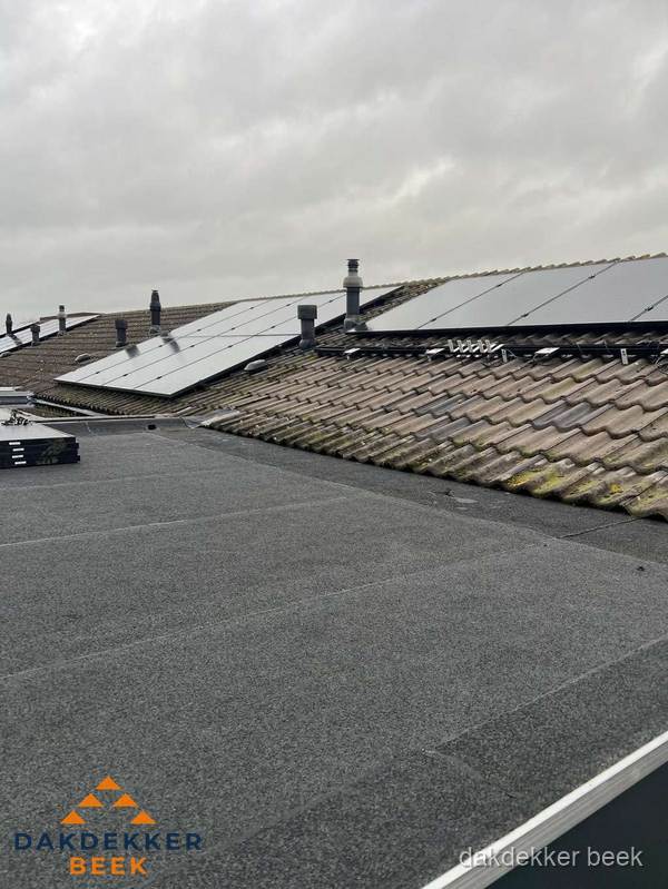 Bitumen dakbedekking op plat dak met aansluitend pannendak en zonnepanelen in Beek Bitumen dakbedekking op plat dak met aansluitend pannendak en zonnepanelen in Beek