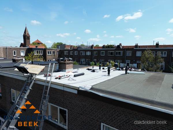 Dakdekkers aan het werk op plat dak in Beek Dakdekkers aan het werk op plat dak in Beek
