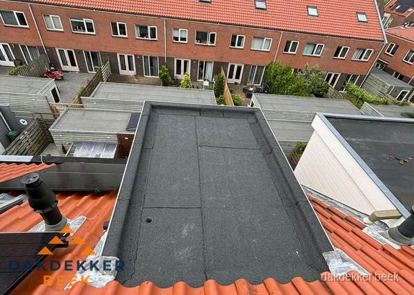 Plat dak met bitumen bedekking naast dakkapel in Beek Plat dak met bitumen bedekking naast dakkapel in Beek