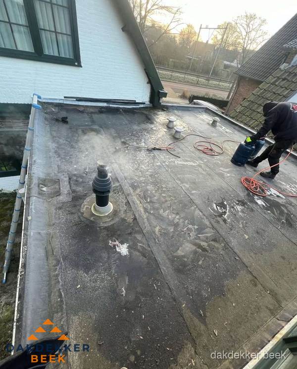 Dakdekker verhelpt daklekkage op plat dak in Beek Dakdekker verhelpt daklekkage op plat dak in Beek