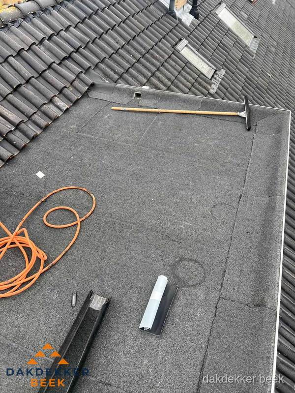 Plat dak reparatie met gereedschap en loodstroken in Beek Plat dak reparatie met gereedschap en loodstroken in Beek