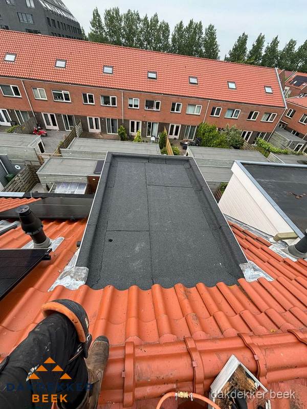 Bitumen dak reparatie op plat dak tussen dakpannen in Beek Bitumen dak reparatie op plat dak tussen dakpannen in Beek